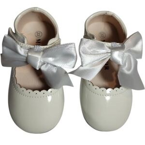 Little Girl Shoes 5.5 (22cm) white patent leather bows mary jane style H&L strap